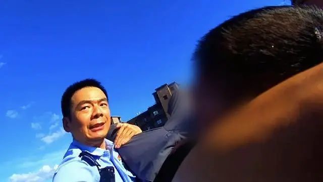 事发上海！男子悬坐23层高楼边缘，生死一线……