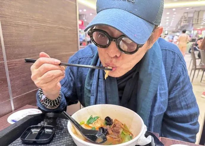 刚刚，李连杰报平安！出院第一餐是刀削面，提醒大家好好吃饭