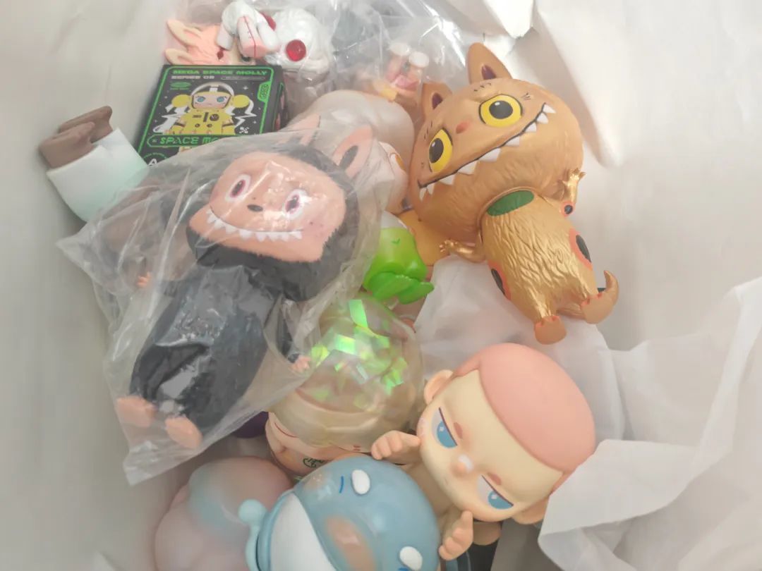 直播间LABUBU盲盒只卖20元？所谓“带钢印的正版散货”原来是10元一斤收购的！