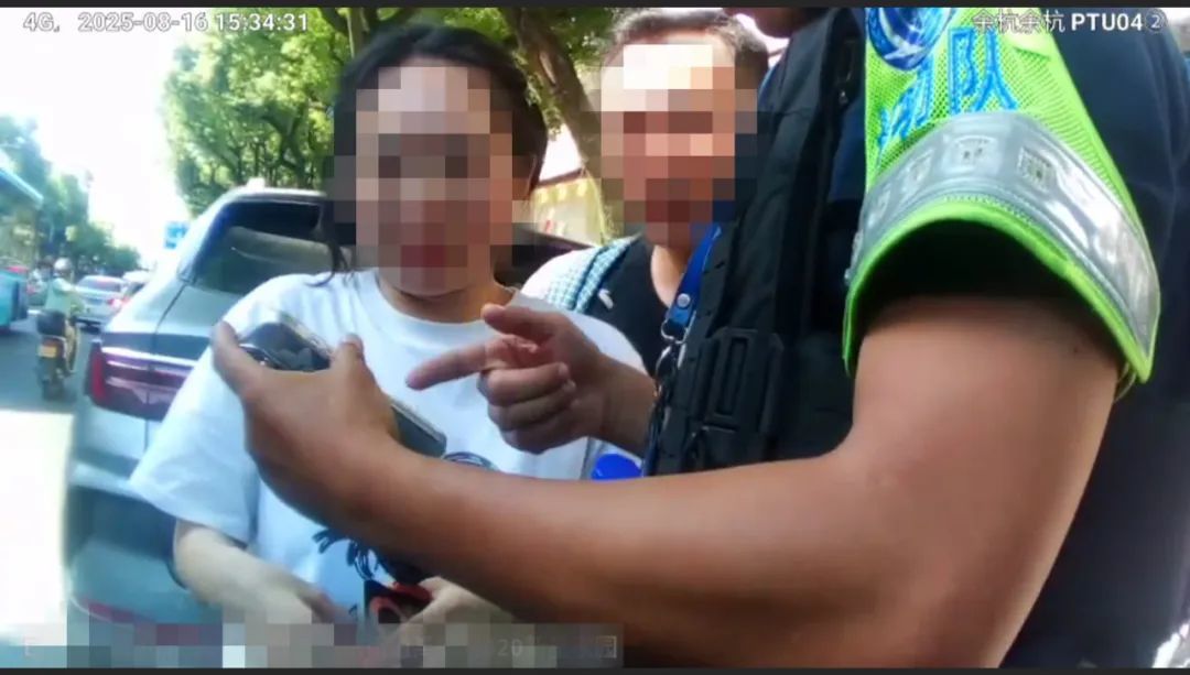 街头突发！一女子把自己锁在车里不肯出来，警方紧急追停