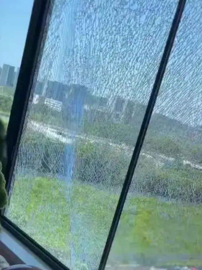 一声巨响！很多人家里玻璃都“炸了”，咋回事？