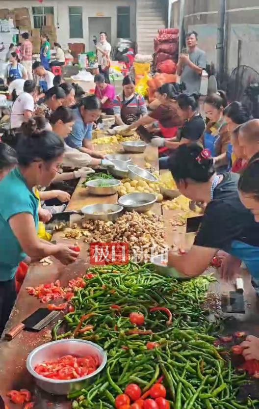 榕江村超啦啦队员齐当救灾志愿者：67岁大爷负责烧火，64岁阿婆负责分饭