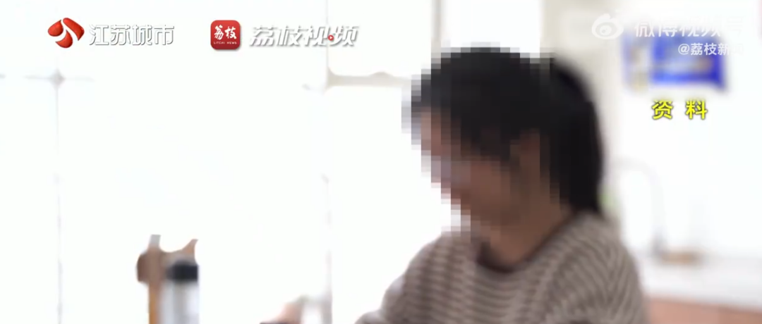 妻子携带大笔现金出门，丈夫追过去被这一幕惊呆！民警：第一次见