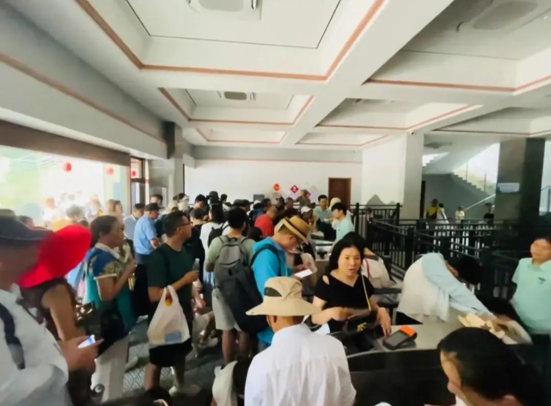 浙江一景区缆车停电致游客被困半空！多人步行下山中暑，曾宣称“无痛爬山”