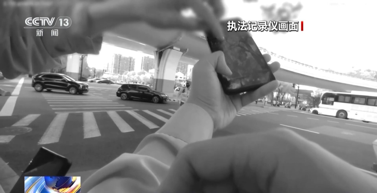 法治在线丨“教科书式执法”×3 这些交通事故处置视频何以火爆网络？