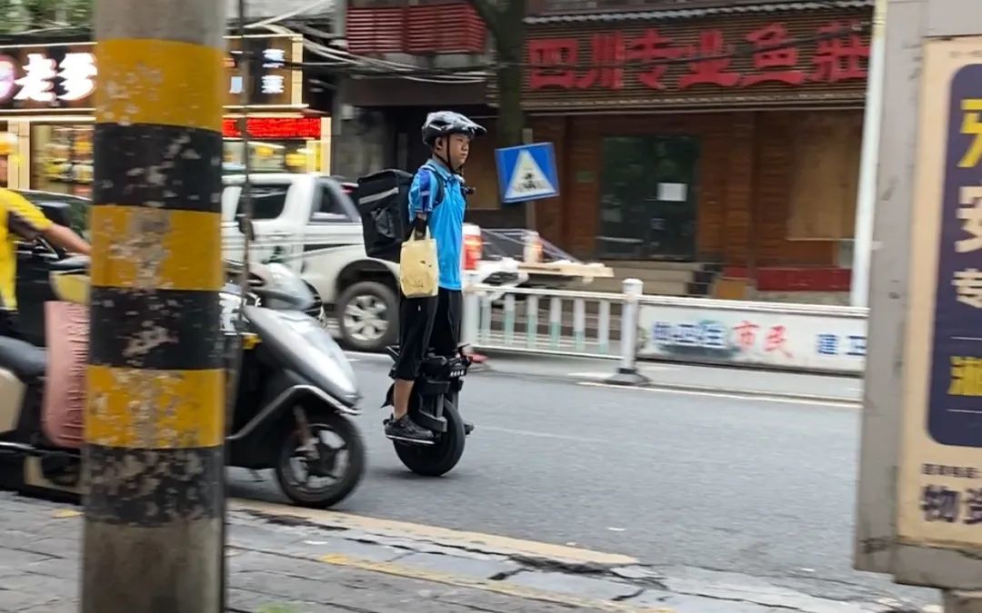 他没有双臂，骑着独轮车送好每一份外卖……