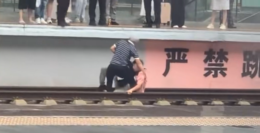 湖南郴州一男子疑和家属争吵后，跳下高铁站台，被4人强行救起，车站：男子无大碍，已移交警方