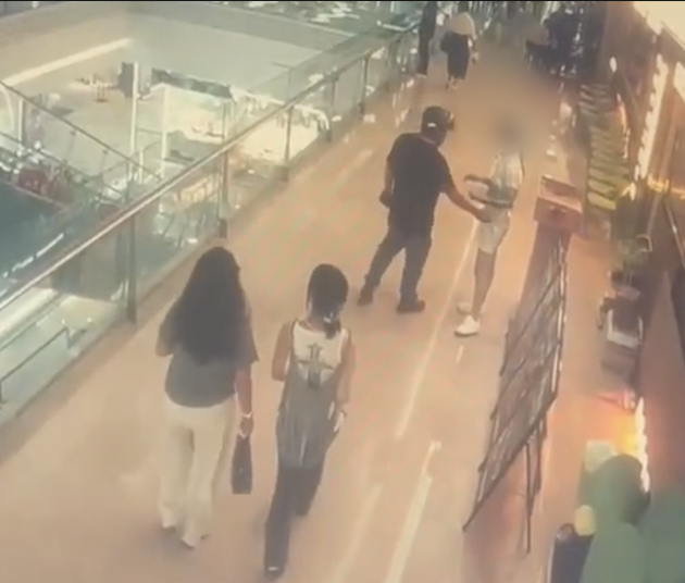 男子骚扰女店员遭拒后竟扇对方巴掌，被白衣男锁头放倒！