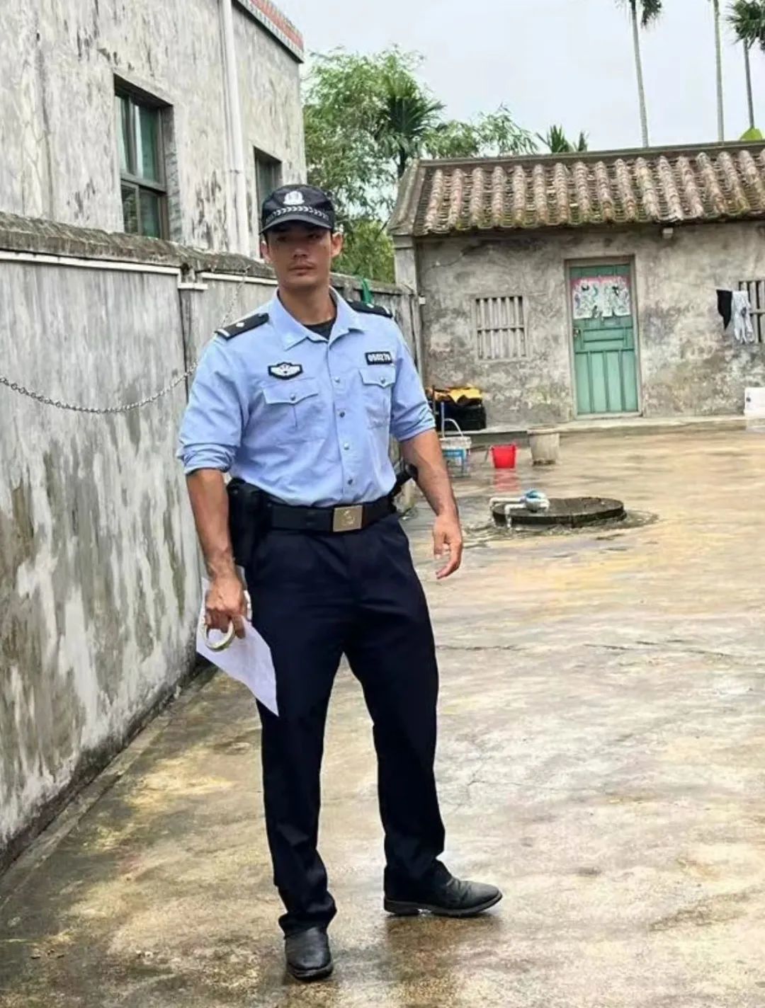 男友力拉满!万宁警察李书达跳水救人后爆火网络