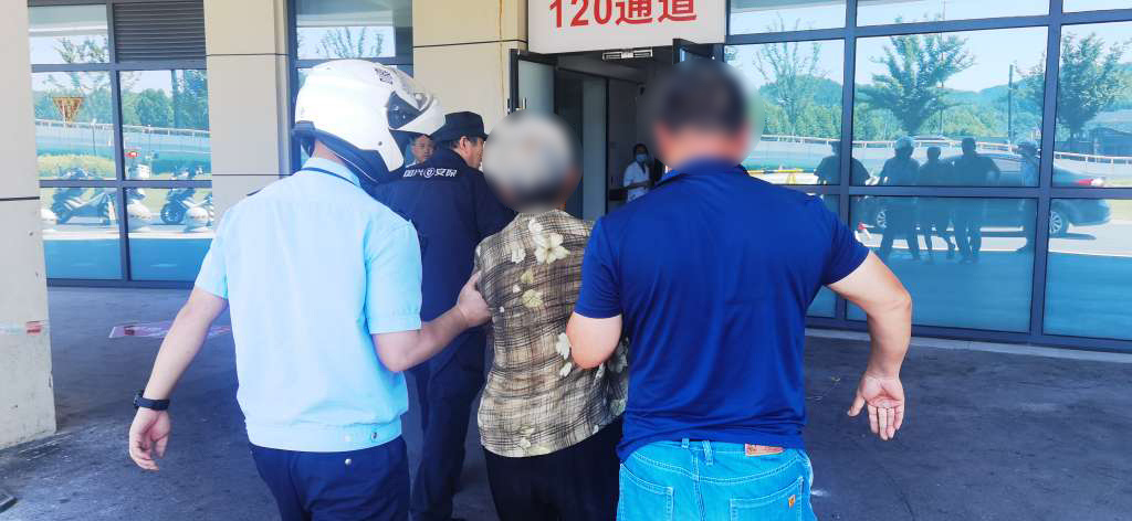 杭州一老人被毒蛇咬伤后，上演8分钟生死时速