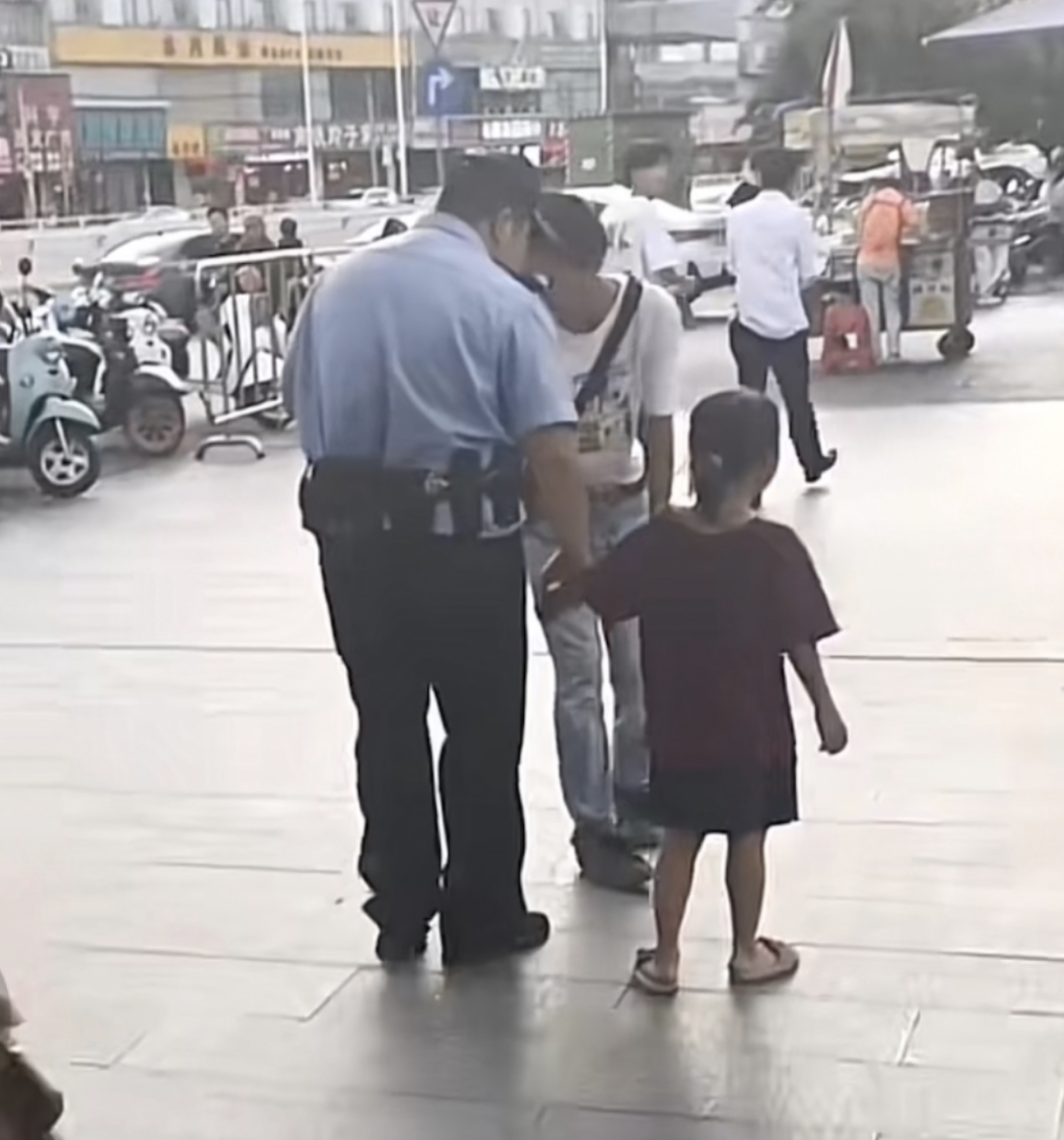 南宁一地铁口小孩被人抱走姐姐坐地大哭？当地辟谣：是小女孩不知怎么回家求助