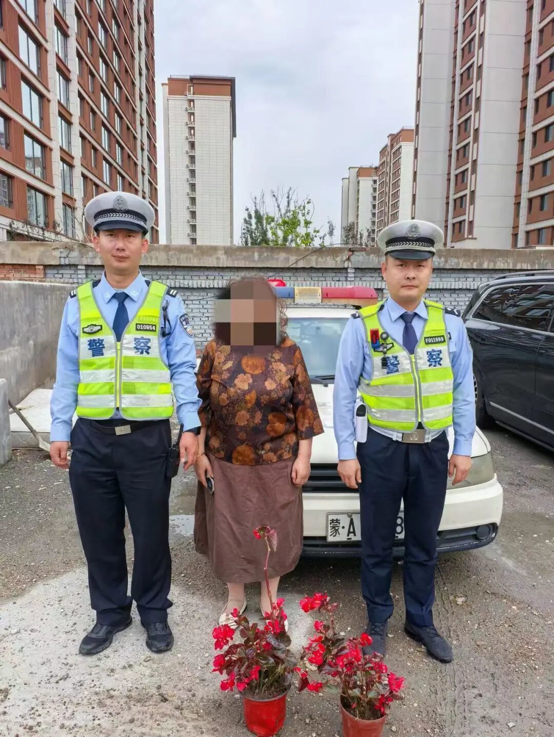 呼和浩特一中年女子在快速路上停车偷花，记9分、罚款200元！