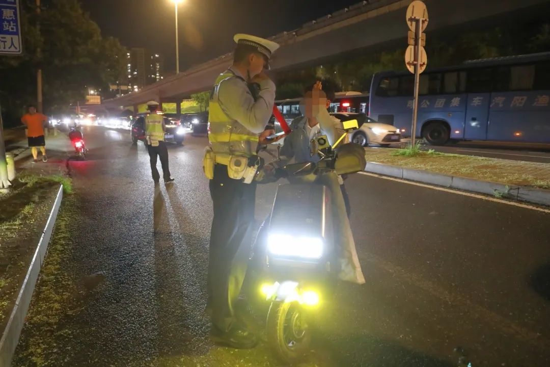 北京交警出动！电动自行车“亮瞎眼”，扣车，最高罚1000
