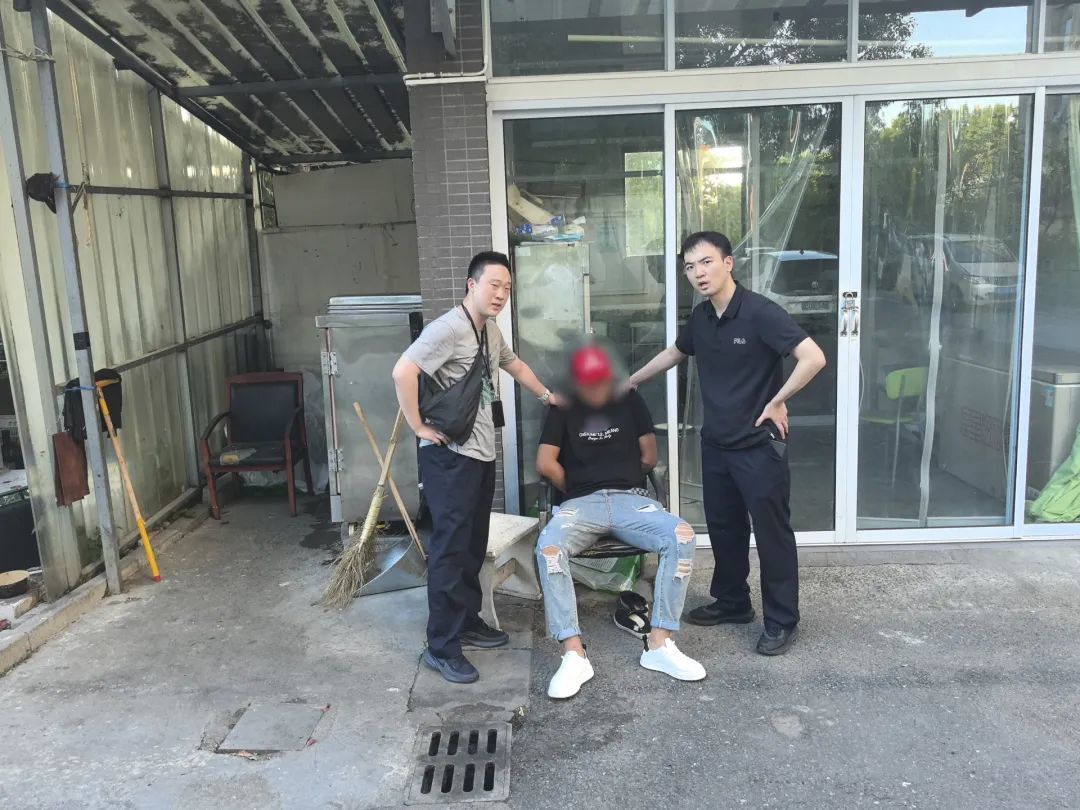 “不跑了，真跑不过你们” 男子与警察对视后撒腿就跑……