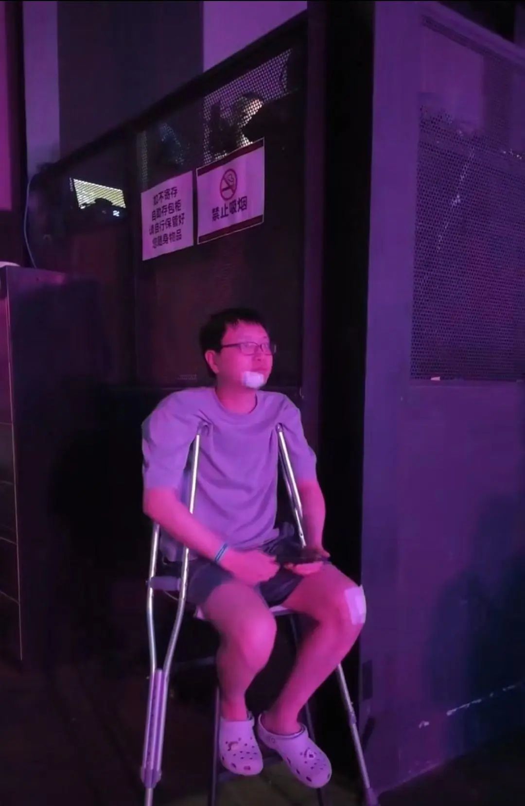 庞麦郎深圳开唱！有人拄拐来听演唱会：虽不太符合大众审美，但能感受到真诚