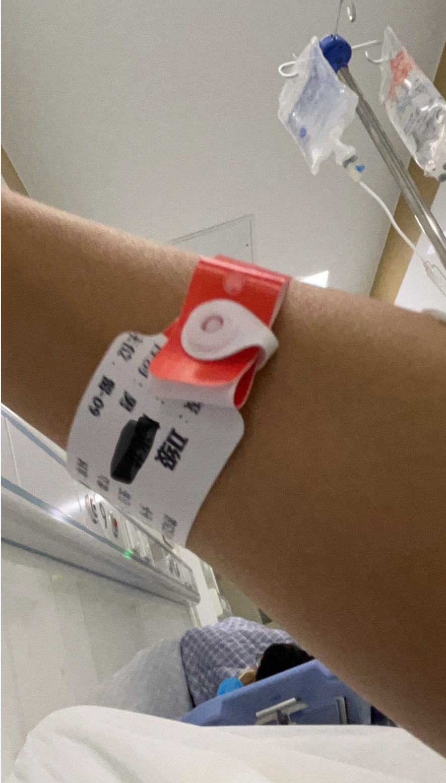 “吐血丝、胃痉挛！”上海一餐厅被曝多人就餐后呕吐送医，店方坚称“食材无毒”