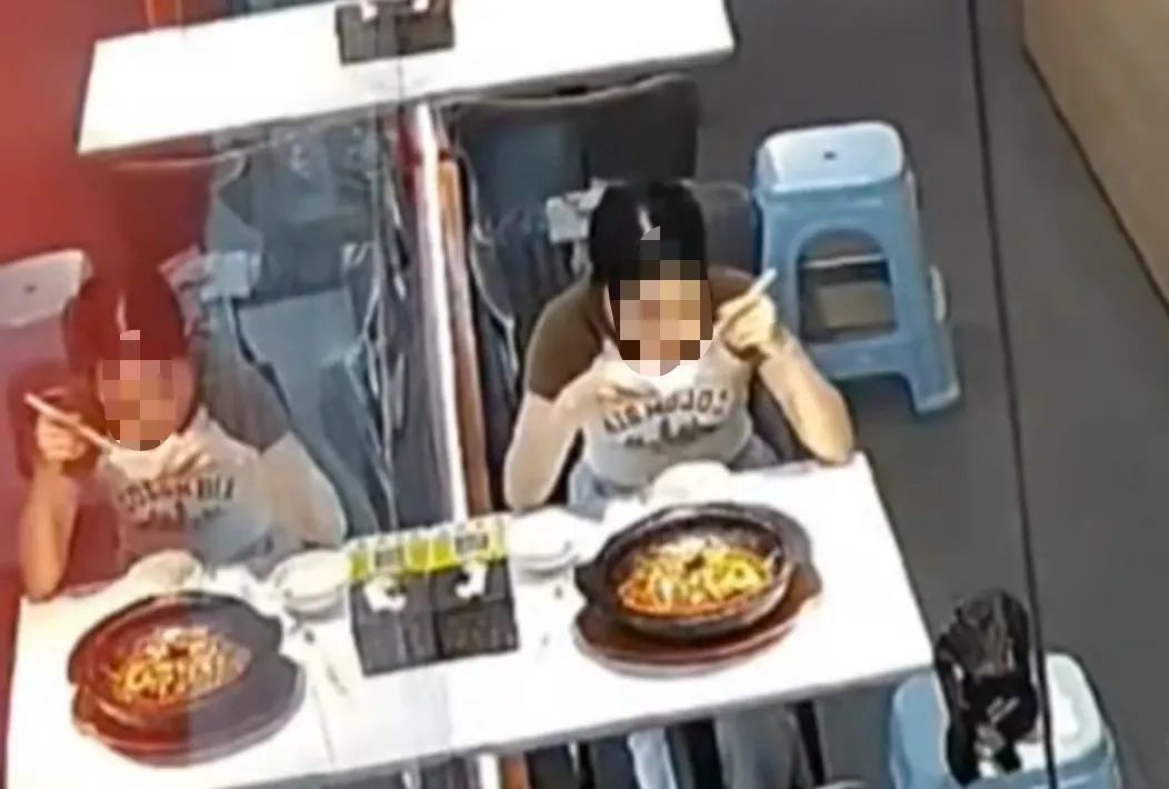 河北一女子餐后放蚂蚁要求免单，店家：查监控发现是她自己放的，律师：属敲诈勒索