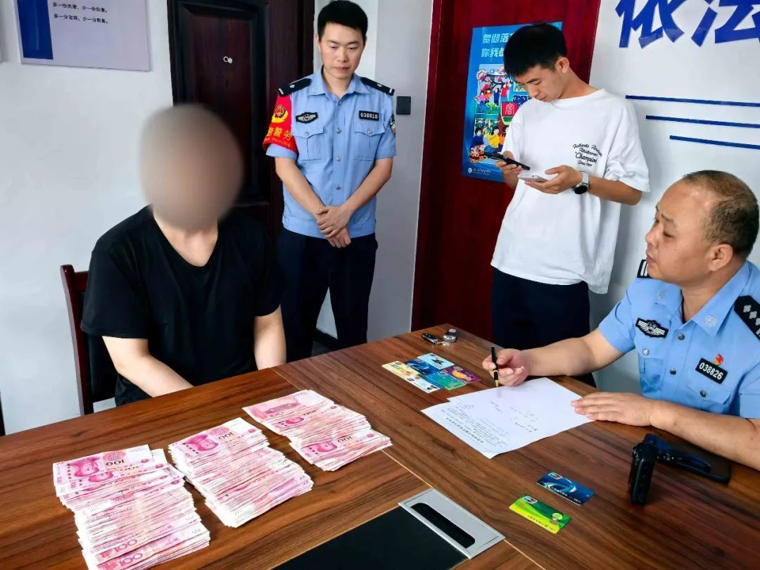 外地男子在汤口取出一叠现金要交给骗子，急坏了民警……
