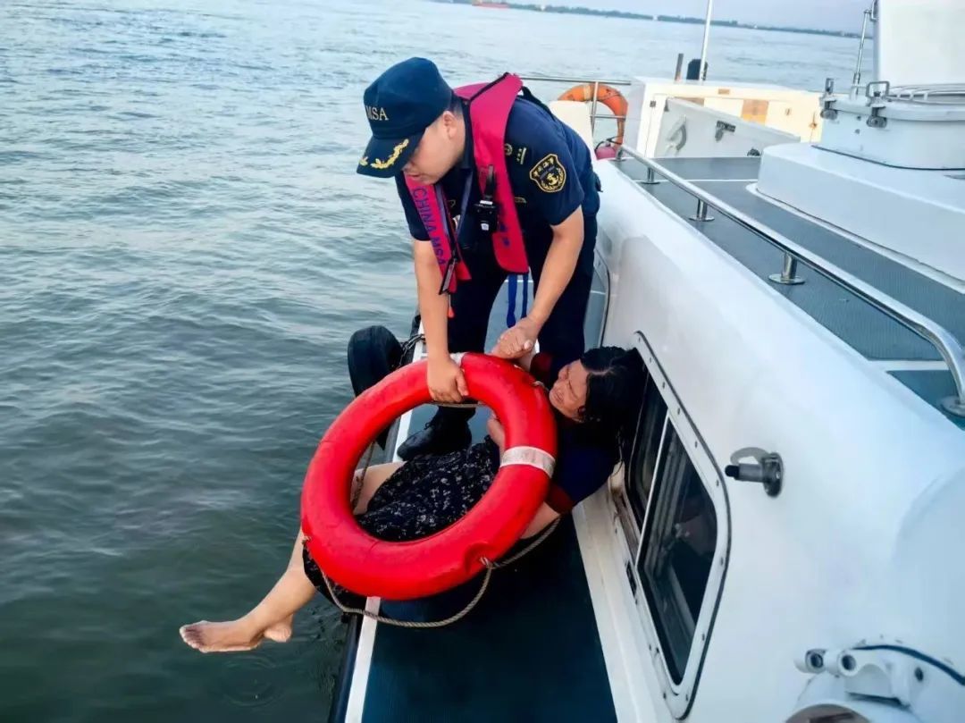 60岁女子不慎落水，在长江中漂流了5小时近100公里！所幸被过路船只发现报警救起