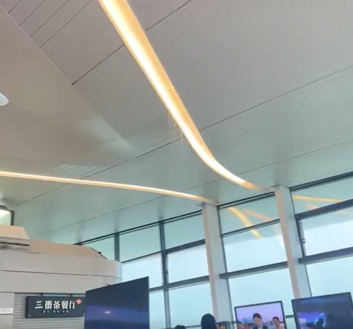 盐城南洋国际机场因暴雨致航站楼漏水，机场：已派人处理