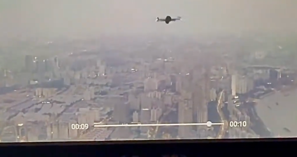 两无人机在400多米高空相撞后倒插至地标建筑防水层，涉事飞手均被罚