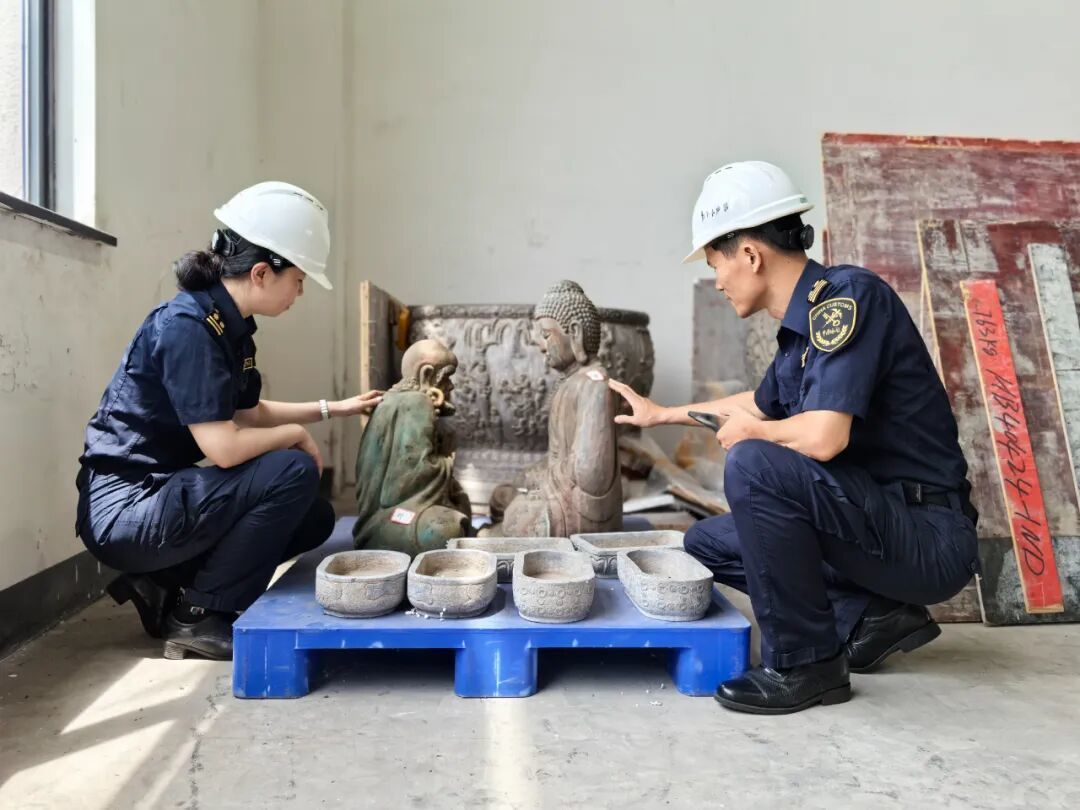 东兴海关查获违规出境的一般文物11件