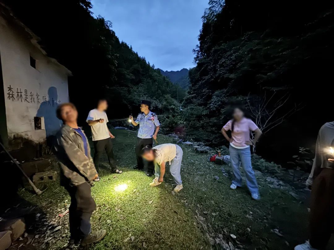 老人深山失联7小时，搜救人员利用无人机将其找到