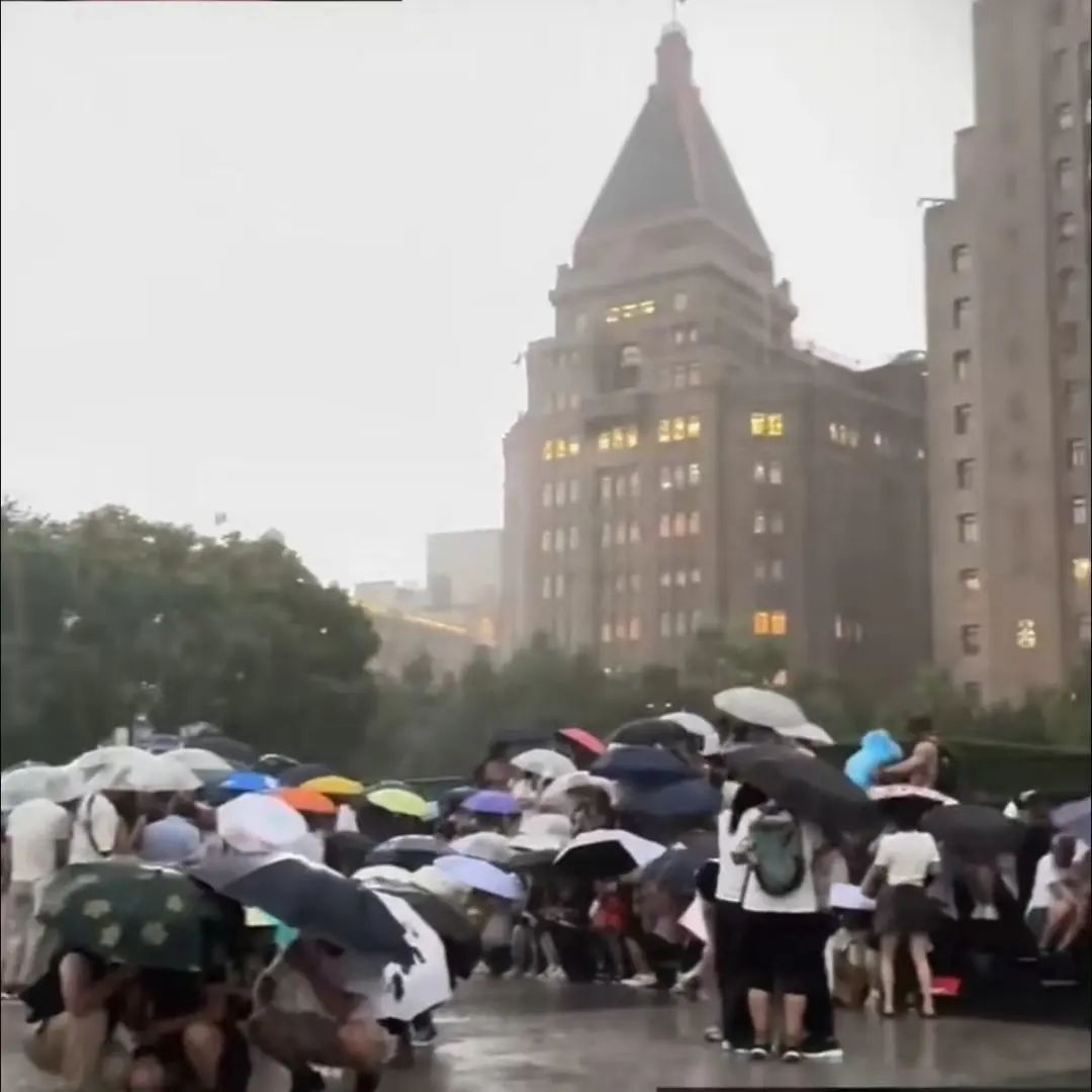 大量游客被台风困在上海外滩？假！