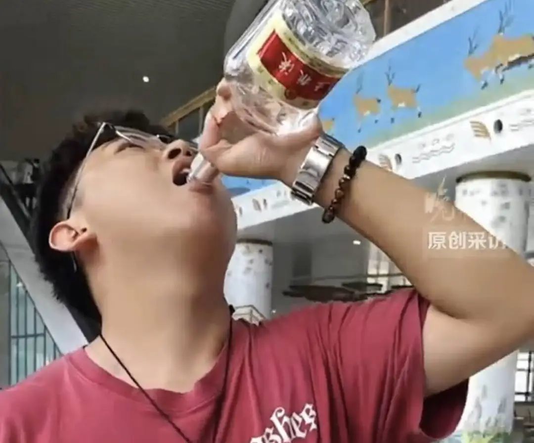 男生回应“2分钟喝完8两白酒”：酒是朋友买给我的，舍不得扔，大家不要学我，健康饮酒