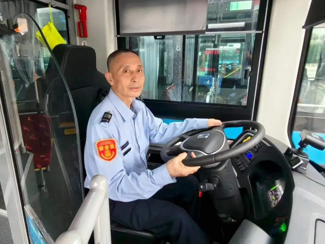 女乘客夜班车上突发疾病，杭州一公交车一站不停，直送医院