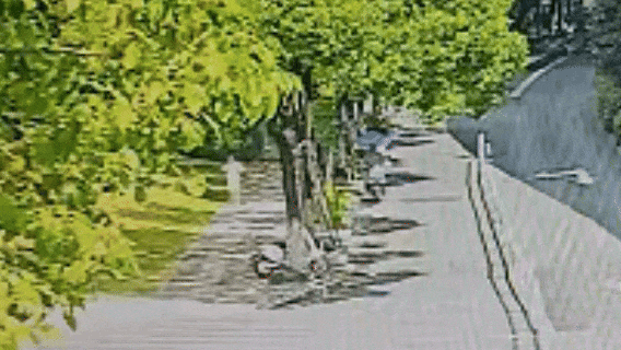 啥情况？民警当街对小女孩“亮出”警官证