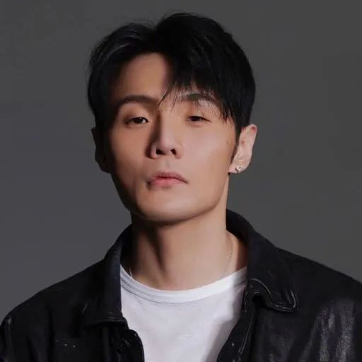 李荣浩被常州热出双眼皮，网友：头一回见他的眼睛这么大！