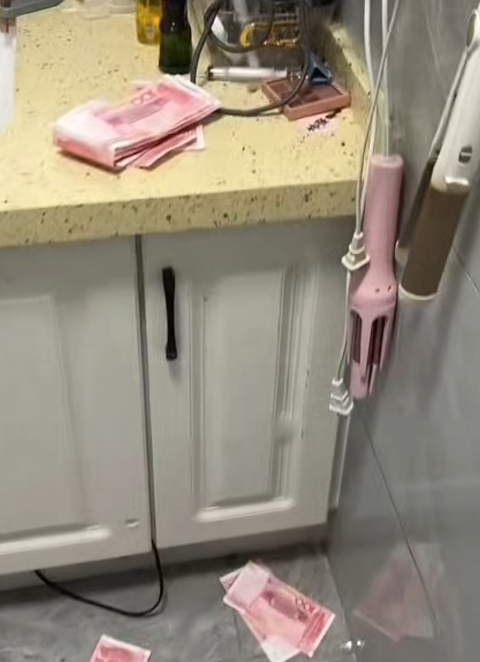 男子卫生间偷藏私房钱压垮天花板， 钱撒满地被老婆发现，妻子：钱肯定是要不回去了