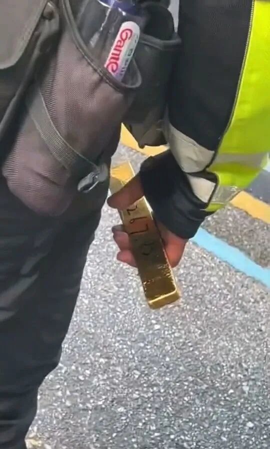 “着急上班,第一时间给了交警”,在深圳捡到“巨型金条”的小哥找到了