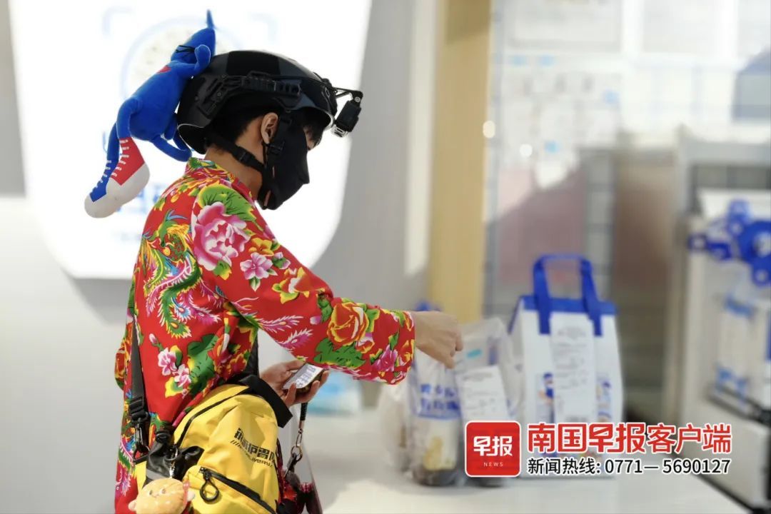“您的快乐订单已送达”！南宁街头，这个花衣外卖小哥火了