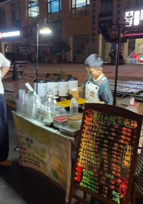 小学生暑期摆摊卖奶茶月入4000元！妈妈：他很有商业头脑，暑期摆摊是兑现承诺