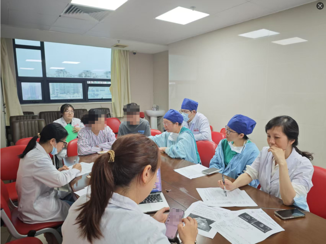 小肠、结肠全部暴露在外……宝宝出生26分钟进手术室，医生三小时紧急抢救