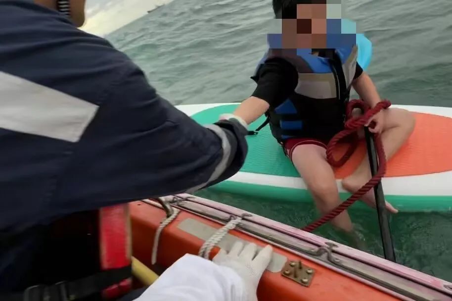 台风天，10岁男孩竟独自在海上漂流5小时！官方回应：已获救
