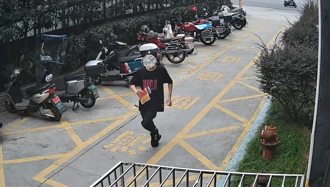 男子抢走60张“刮刮乐”换装逃逸，被抓时已刮20张共中奖410元