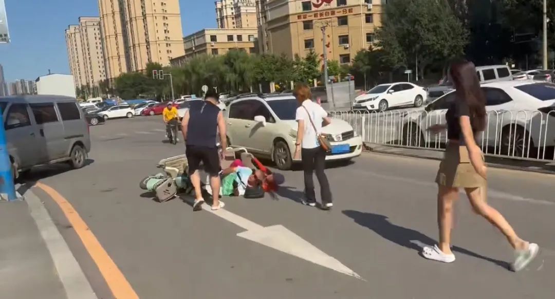 “救命！”三轮车压住2位老人，沈阳见义勇为男子：“我也怕被讹，但这事儿在东北肯定有人管！”