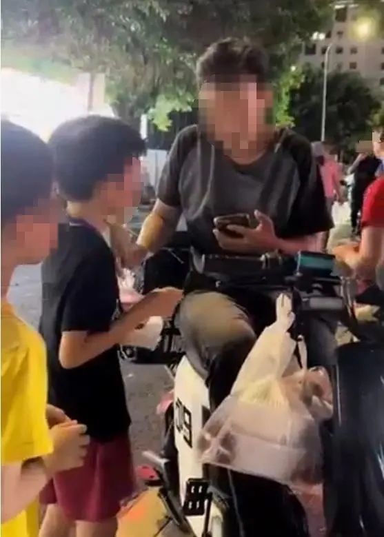 深圳现多名“跑楼小孩”代送外卖，网友：若发生安全事故谁担责？律师解读