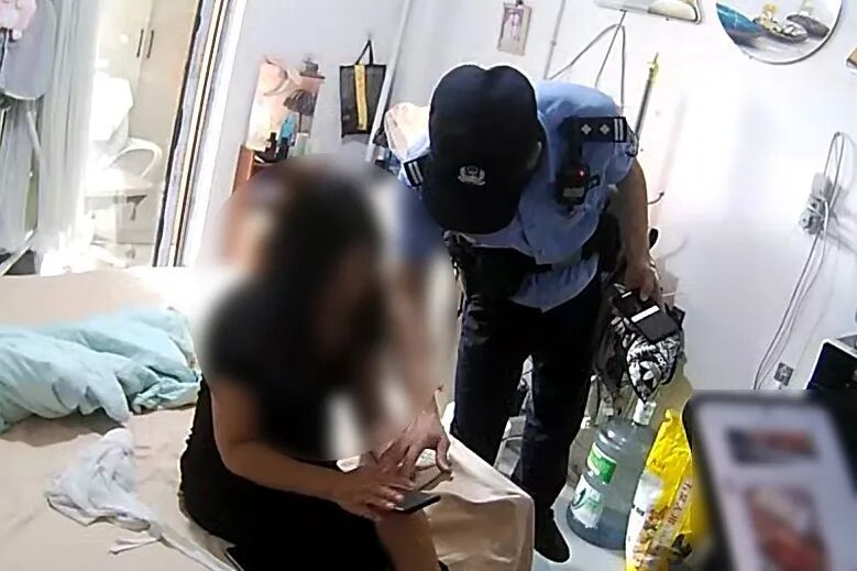 浙江女子智斗“现役军官”，拿练功钞联手民警“反杀”，抓获2名嫌犯