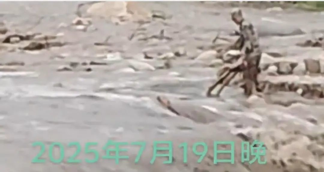 宝鸡一男子被洪水冲走失联，派出所：正全力搜救