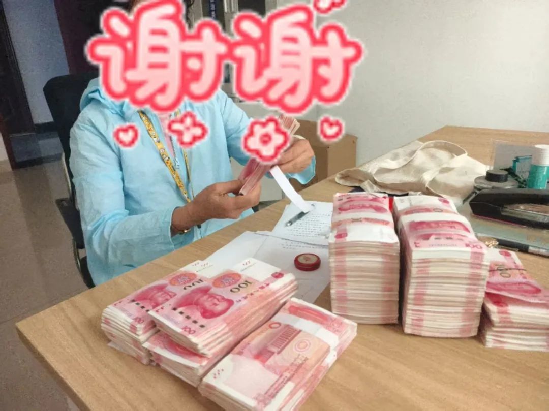 事发火车站广场公共卫生间，现场拦截！