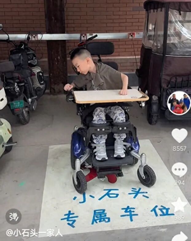 患罕见病7岁男孩开学，学校为其设专属车位，男孩父亲：希望他有乐观心态