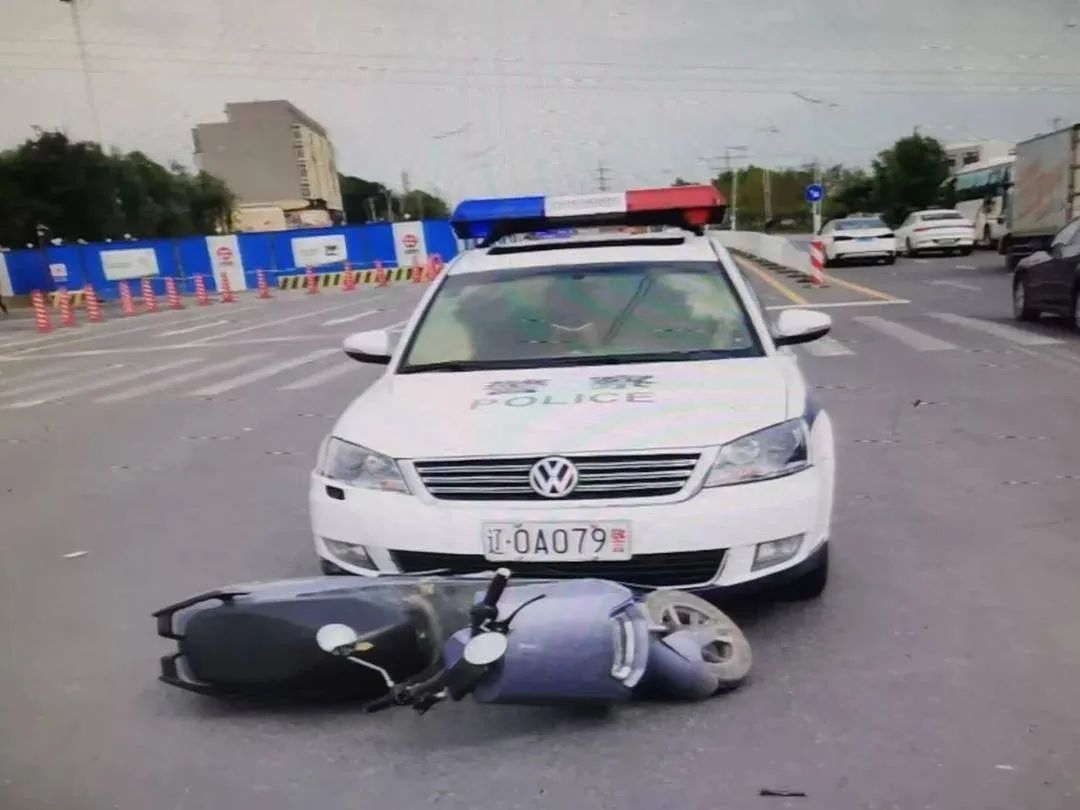 奇葩！沉浸式cosplay警车，沈阳一男子刚上路就栽了