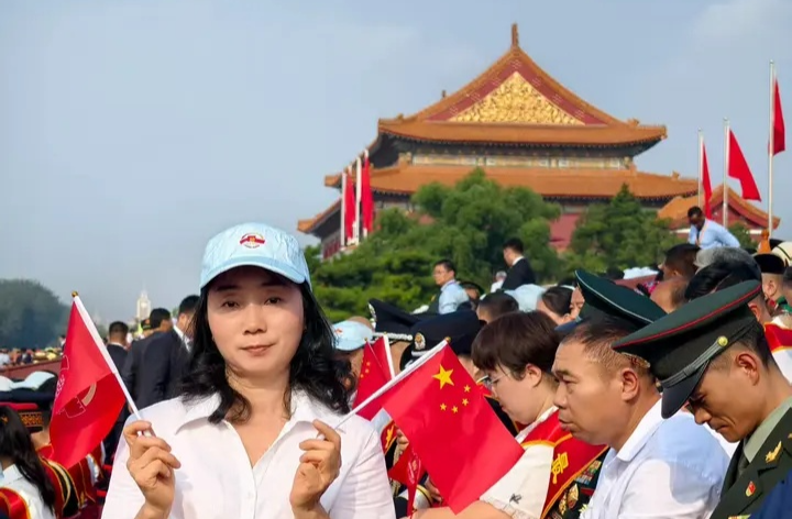 “祥榕，替你在现场观礼九三阅兵，妈妈感到无比自豪！”