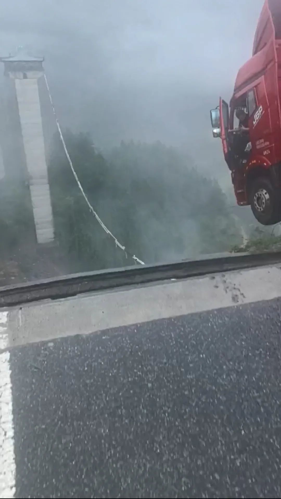 悬空司机获救！贵州一大桥引桥垮塌，视频太揪心……