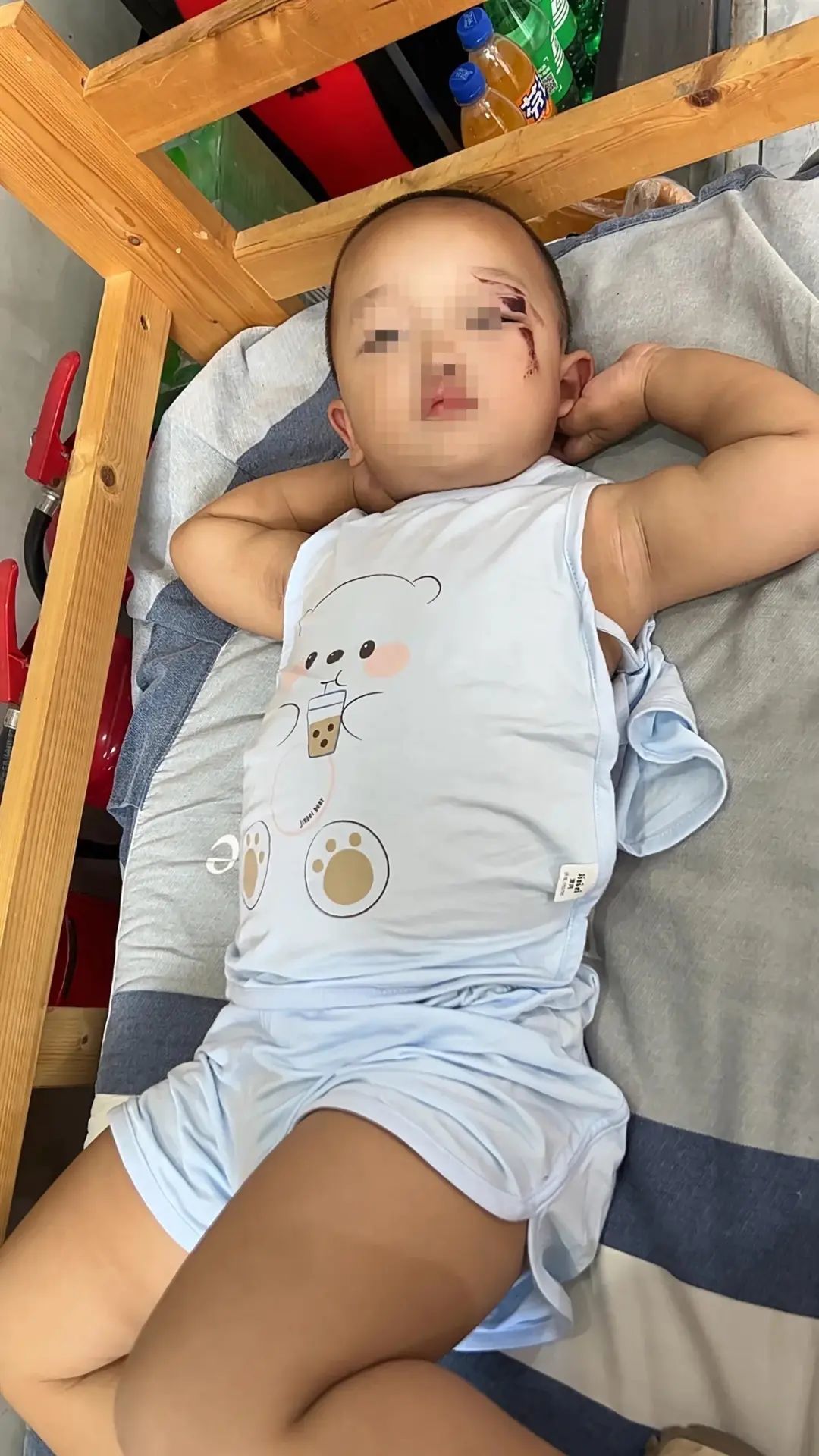 2岁男孩从6楼坠落仅眼角擦伤！楼下商铺大爷20年没撑过遮阳伞，恰巧出事那天撑上了
