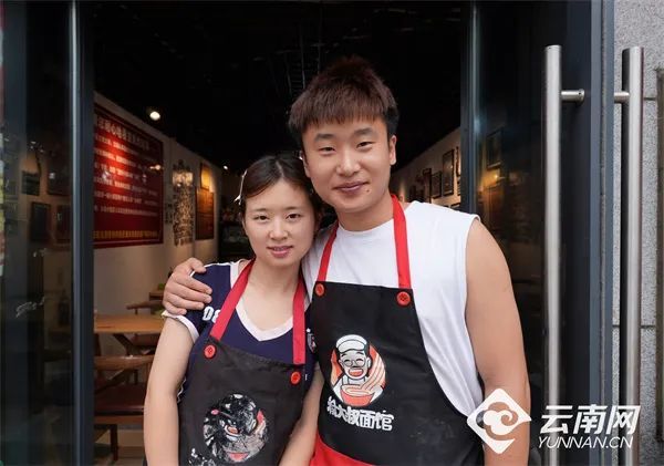 “大专男生开面馆陪女友读研”，有网友质疑“是剧本”，当事人最新回应